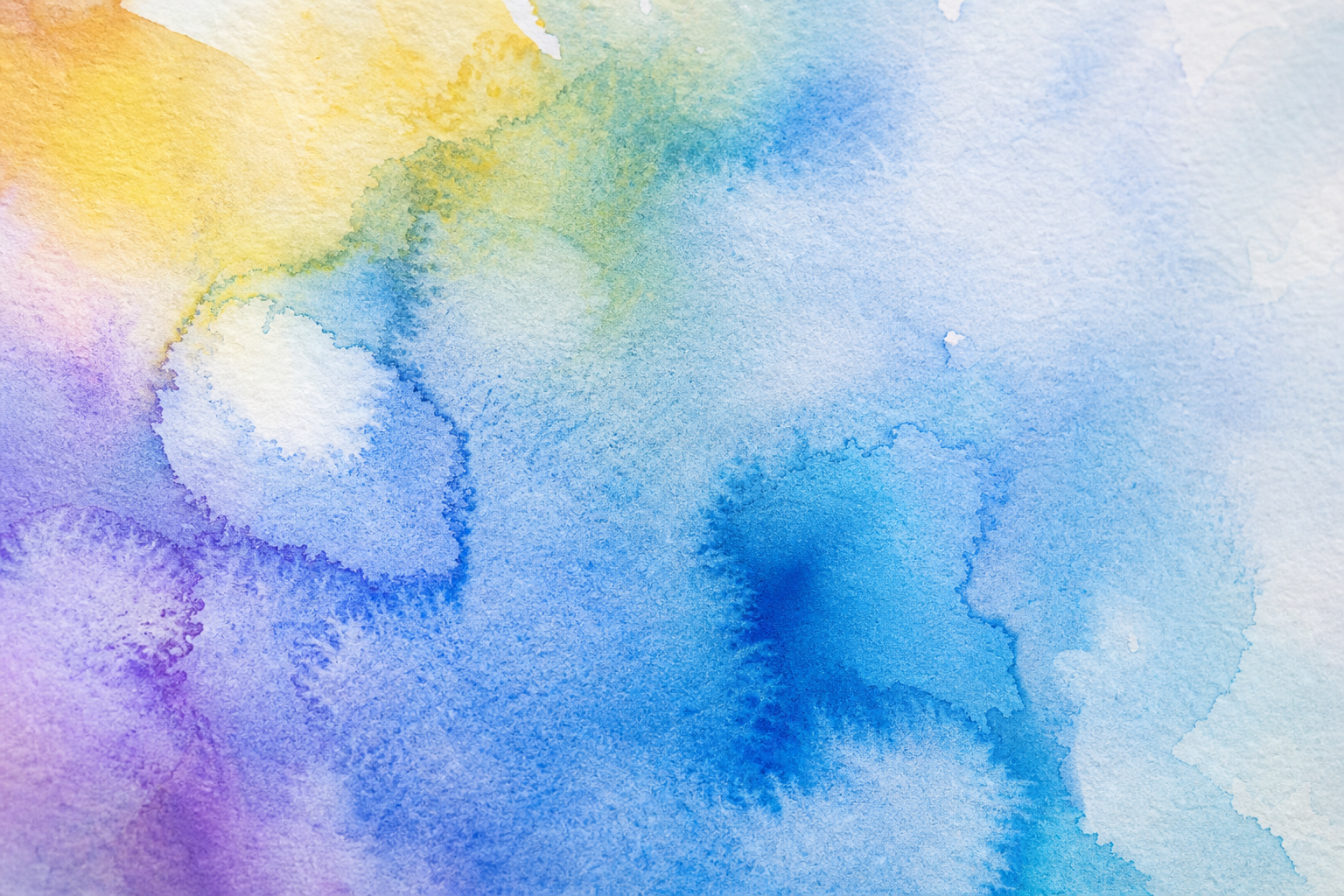 水彩画のにじみとぼかし技法を使った作品のクローズアップ。水を多く含んだ絵の具が紙の上で自然に広がり、グラデーションになっている質感