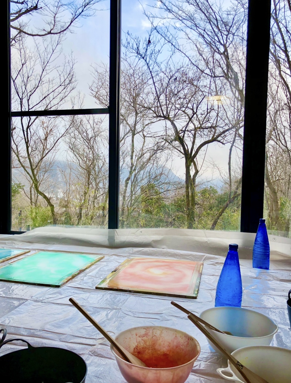 箱根の山の中の若生ひとみのアトリエでの制作風景です。