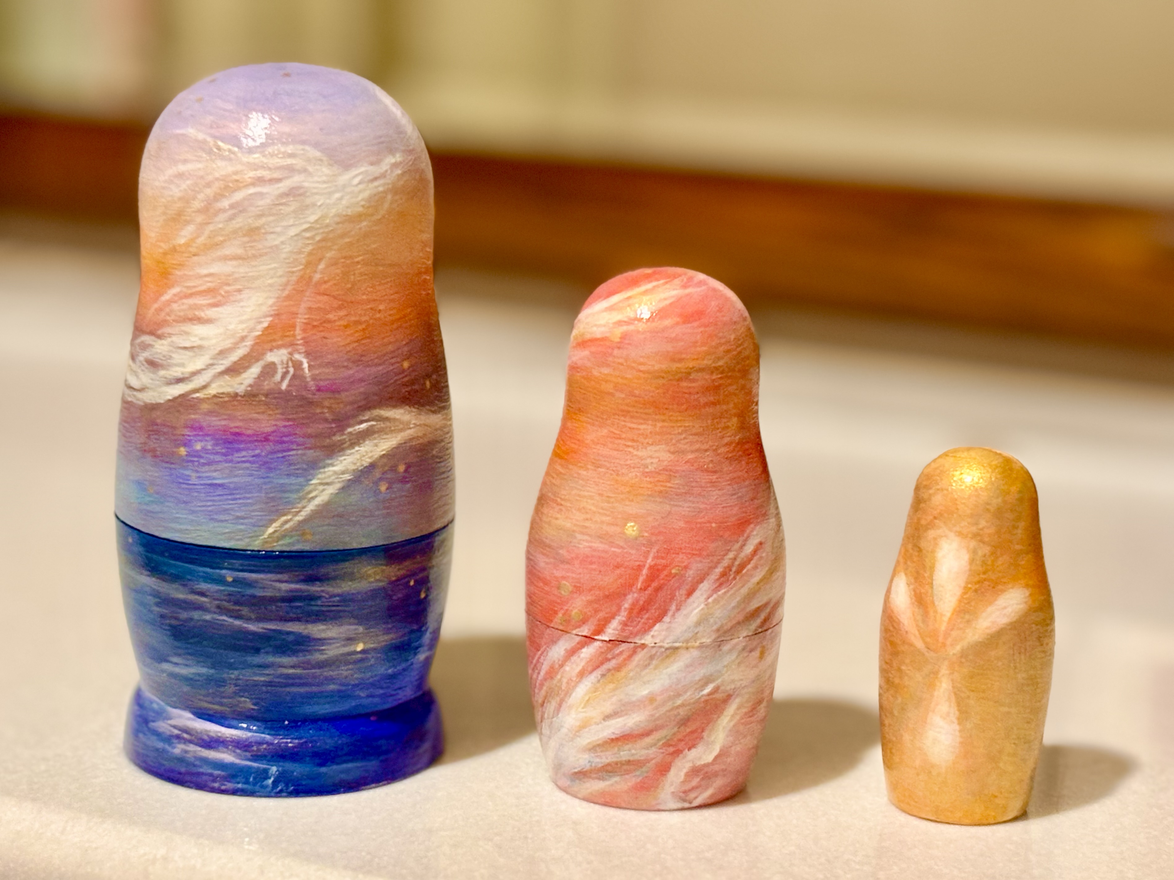 アクリル絵の具とニスで仕上げたマトリョーシカです