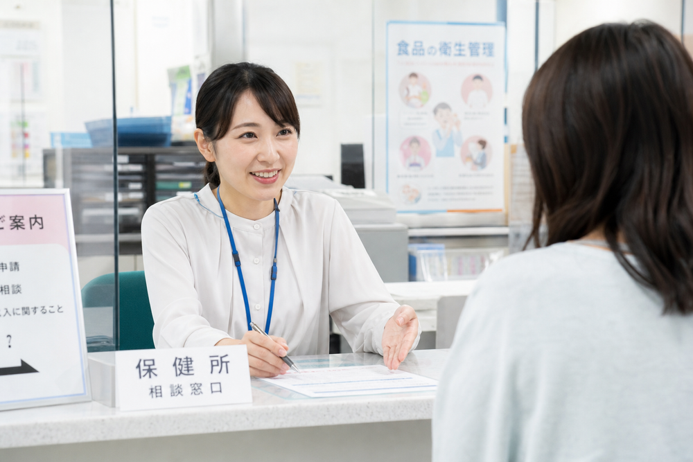 保健所の窓口カウンターで職員と話す様子、または食品衛生責任者証のプレートを手に持つイメージ、清潔感のある明るい雰囲気の写実的な写真風イラスト