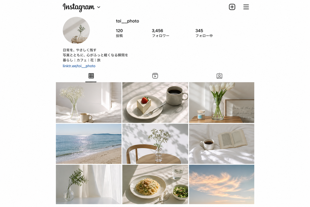 スマートフォンのInstagramプロフィール画面で正方形の投稿が3列グリッドで綺麗に並んでいる様子のスクリーンショット風モックアップ画像。統一感のある写真が並ぶプロフィールグリッド表示